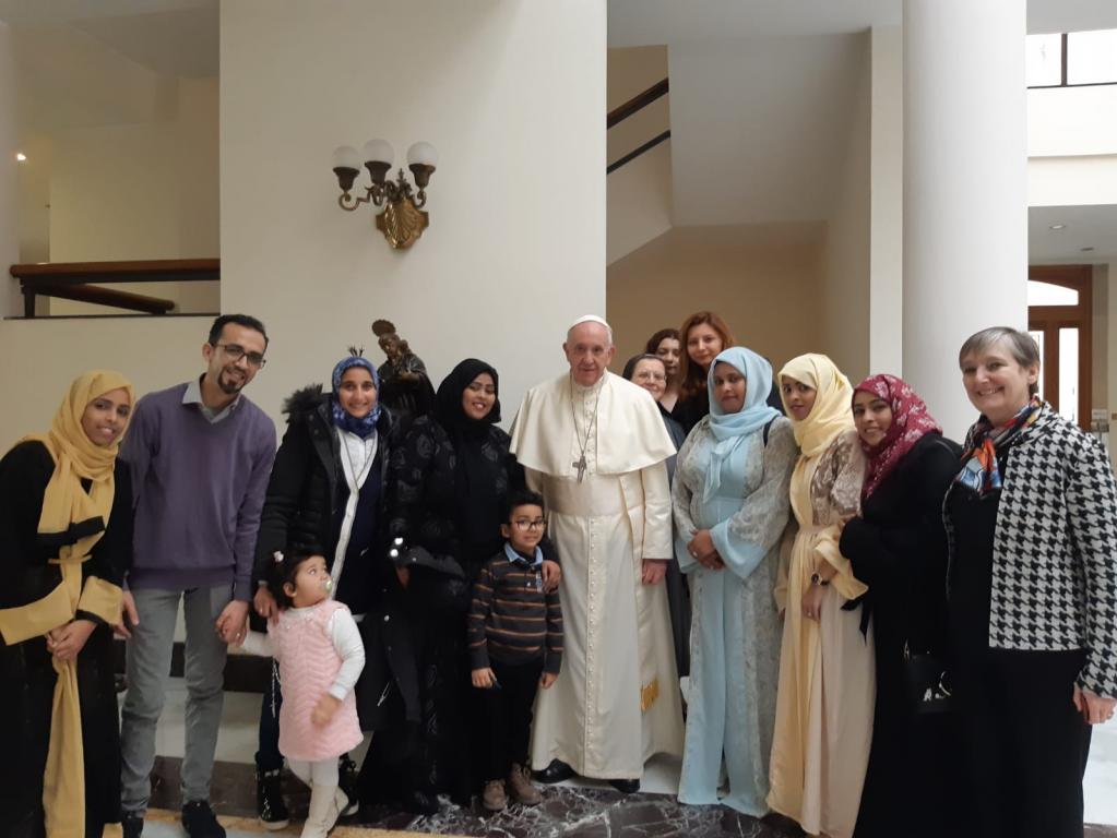 Encuentro del papa Francisco con mujeres y familias del Yemen, de Marruecos y de Irán acogidas por Sant’Egidio y la Limosnería Apostólica, antes de partir hacia los Emiratos